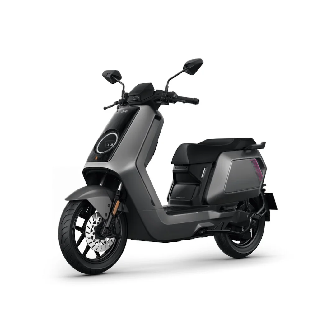NIU NQiX 500 gris – scooter électrique 125 cm3 – vue de trois quarts avant