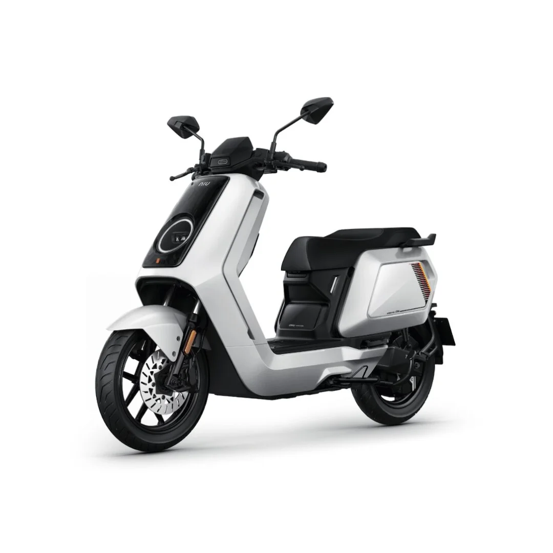 NIU NQiX 500 blanc – scooter électrique 125 cm3 – vue de trois quarts avant