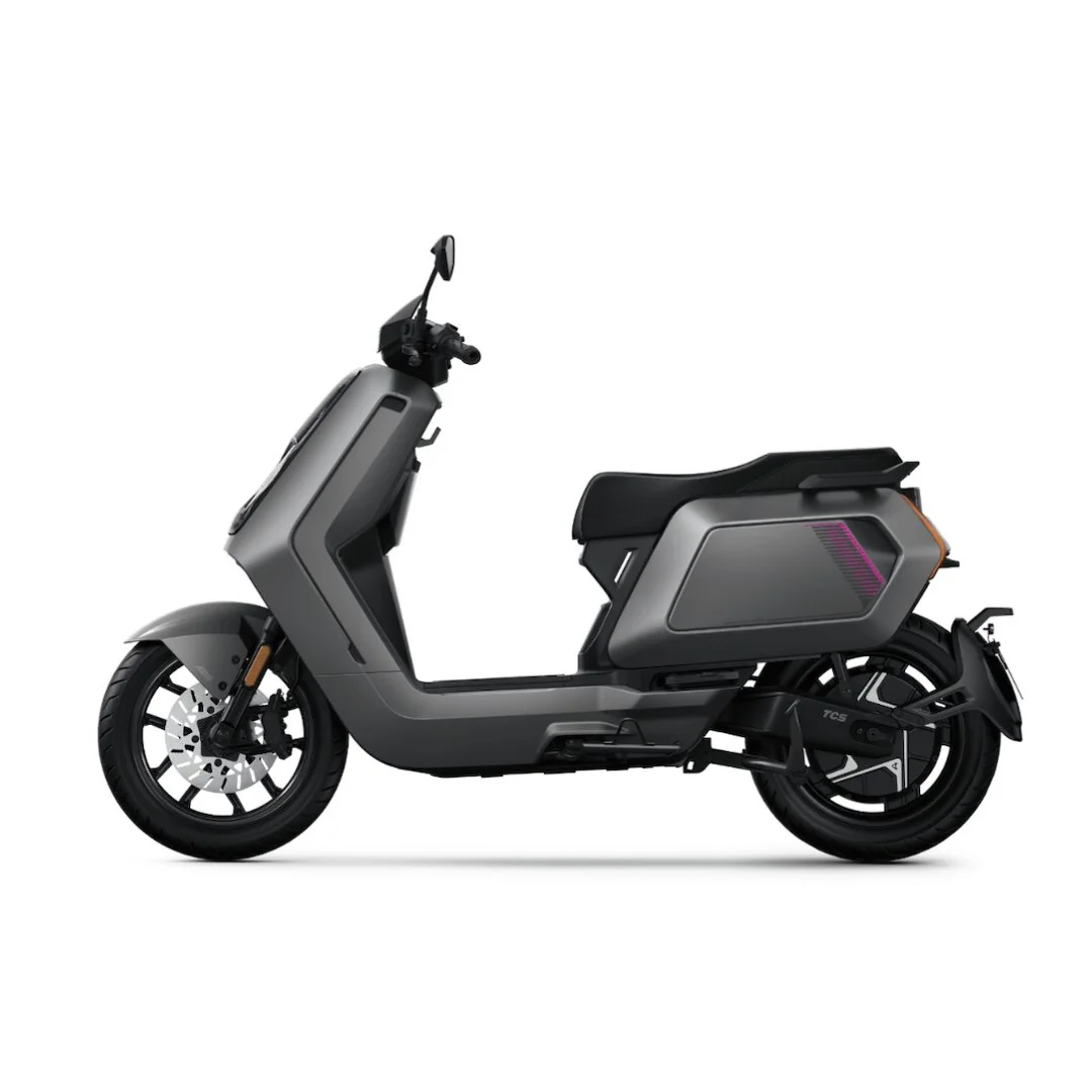 NIU NQiX 500 gris – scooter électrique 125 cm3 – vue de trois quarts arrière