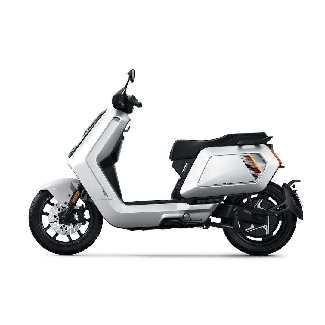 NIU NQiX 500 blanc – scooter électrique 125 cm3 – vue de trois quarts arrière