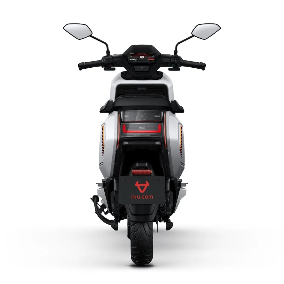 NIU NQiX 500 blanc – scooter électrique 125 cm3 – vue arrière