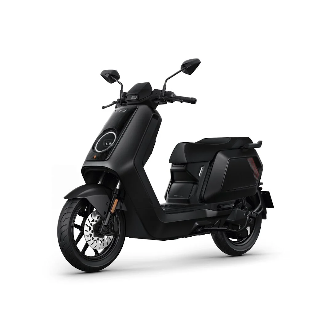NIU NQiX 500 noir – scooter électrique 125 cm3 – vue de trois quarts avant