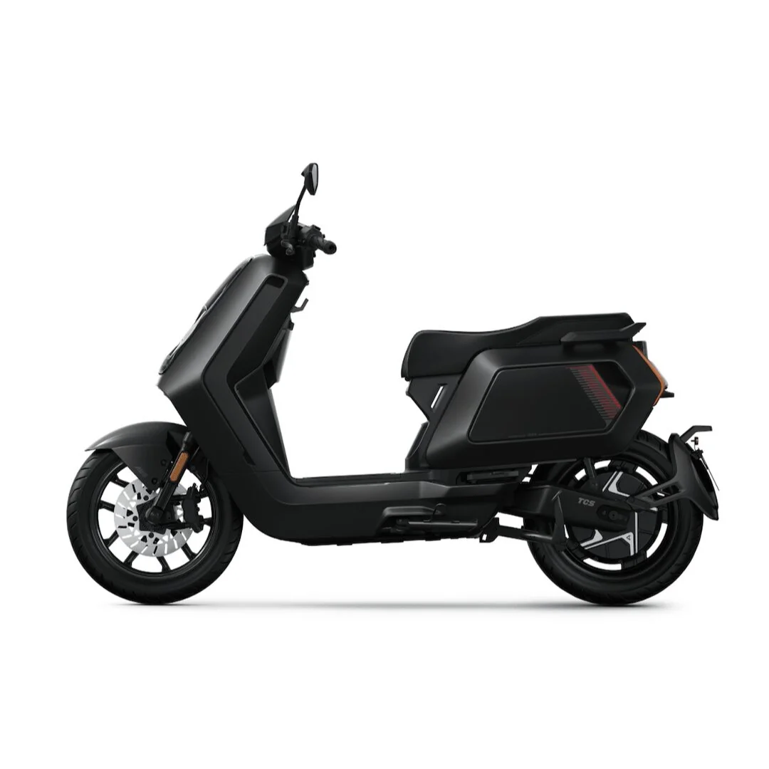 NIU NQiX 500 noir – scooter électrique 125 cm3 – vue de trois quarts arrière