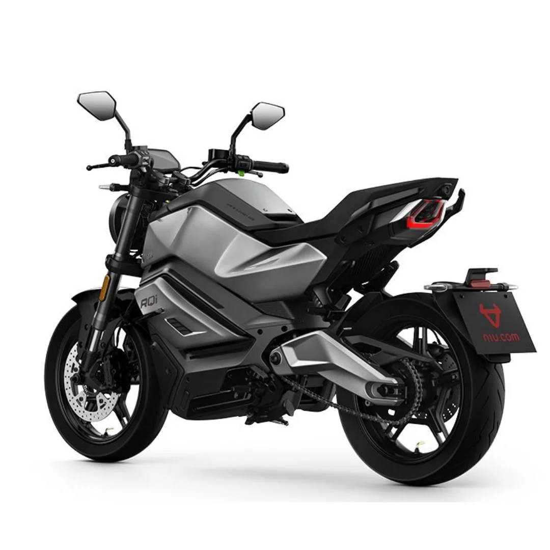 NIU RQi Sport – moto électrique 125 cm3 – vue de trois quarts arrière, gris