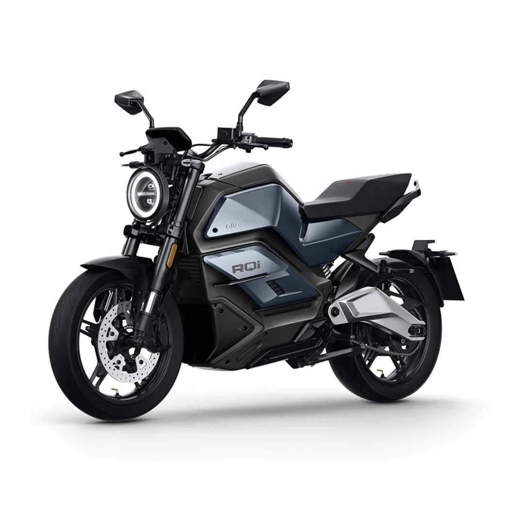 NIU RQi Sport – moto électrique 125 cm3 – vue de trois quarts avant gris, autre angle