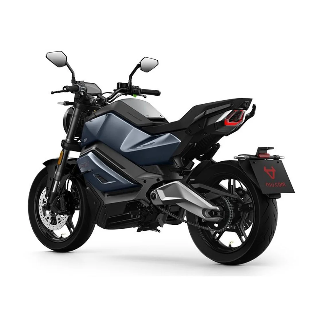 NIU RQi Sport – moto électrique 125 cm3 – vue de trois quarts arrière, noir