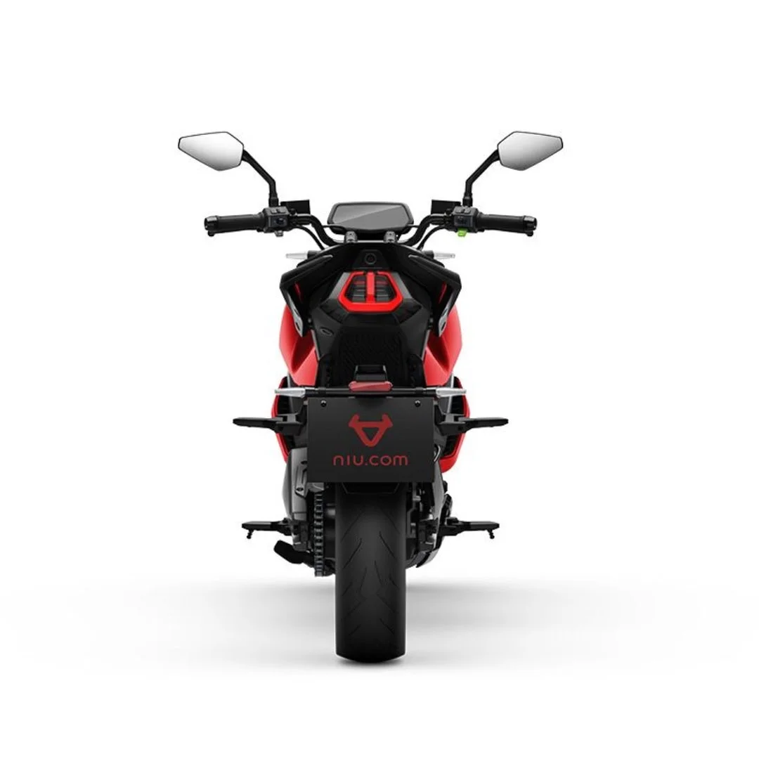 NIU RQi Sport – moto électrique 125 cm3 – vue de trois quarts arrière, rouge