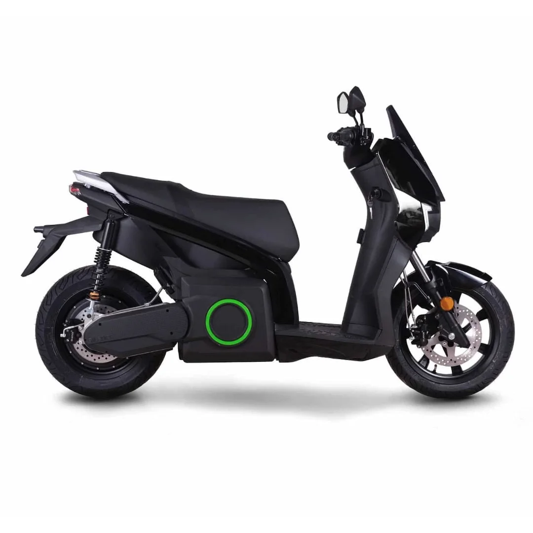 SILENCE S01 – scooter électrique 125 cm3 – vue de trois quarts avant, noir et vert