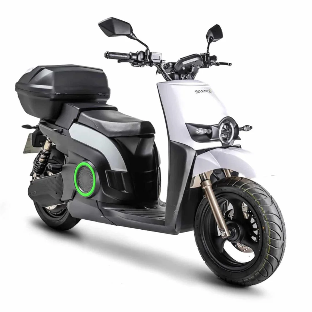 SILENCE S02 2025 – scooter électrique 50 cm3 – vue de trois quarts avant avec top case