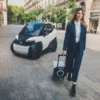 SILENCE S04 85 km/h occasion 2025 43 km – voiture électrique permis B1 – conductrice avec batterie devant le véhicule
