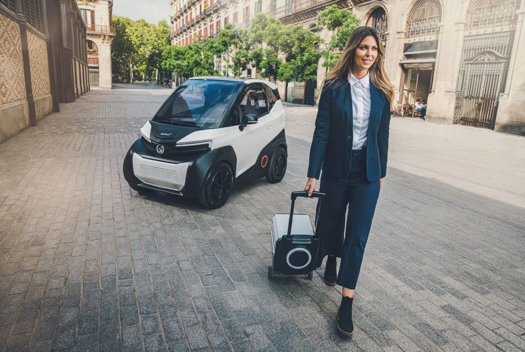 SILENCE S04 85 km/h occasion 2025 43 km – voiture électrique permis B1 – conductrice avec batterie devant le véhicule