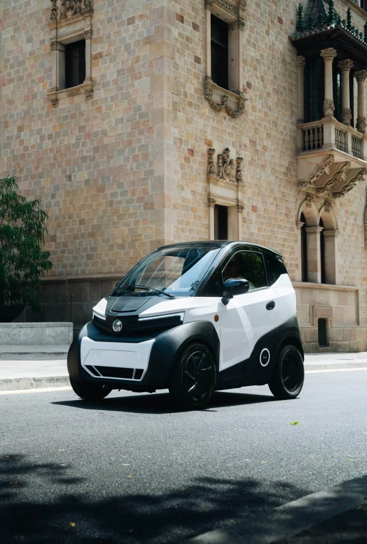 SILENCE S04 85 km/h occasion 2025 43 km – voiture électrique permis B1 – conductrice retirant la batterie