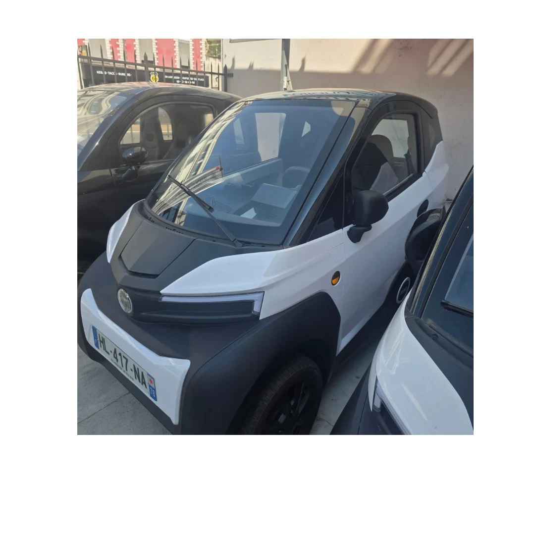 SILENCE S04 Unico blanche occasion 2026 104 km – voiture sans permis électrique – vue de trois quarts avant en showroom