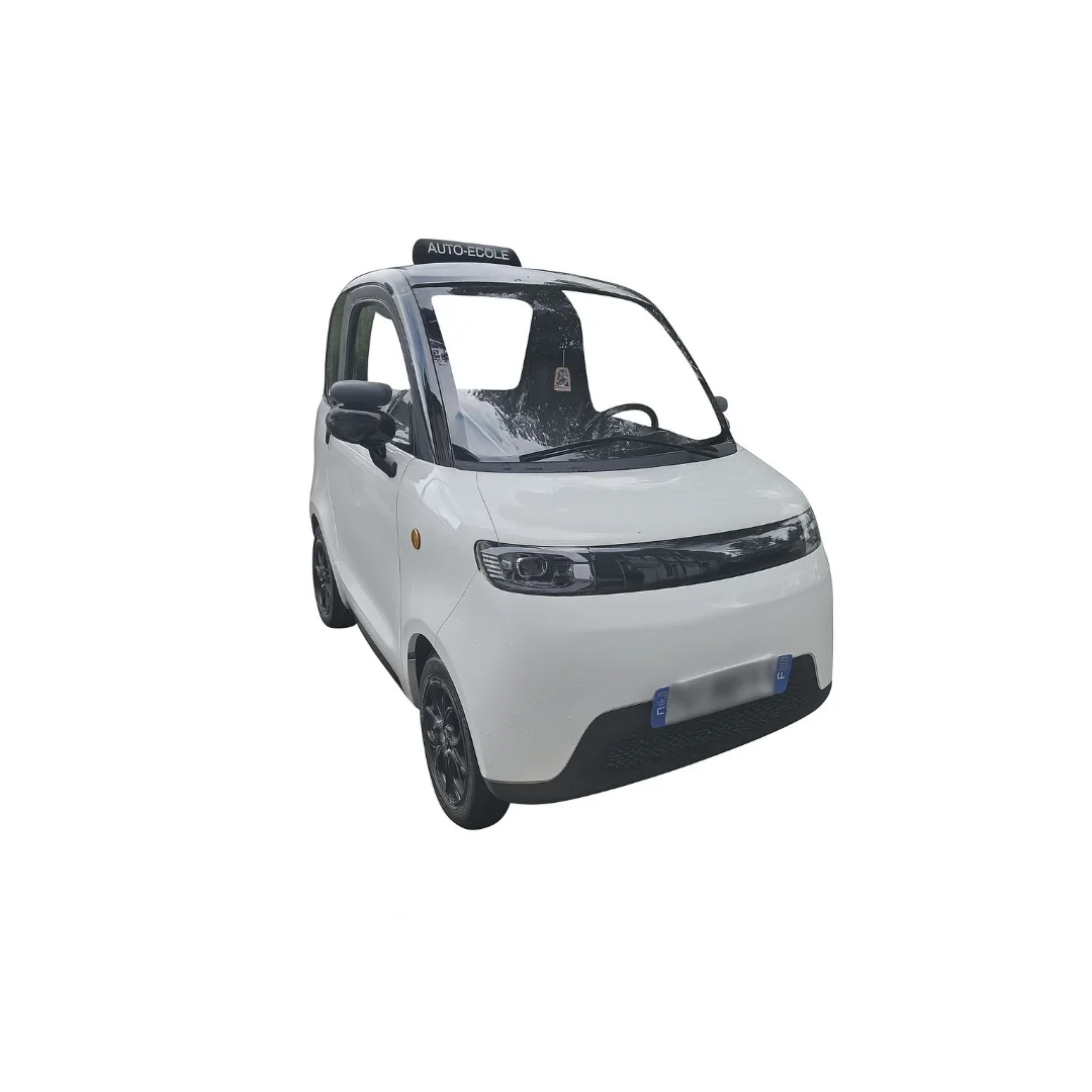SIMPLICI S1 auto-école blanche – voiture sans permis électrique double commande – vue de trois quarts avant