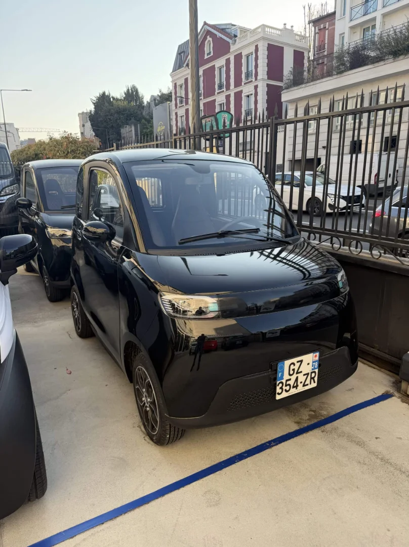SIMPLICI S1 noire occasion 130 km – voiture sans permis électrique – vue de face