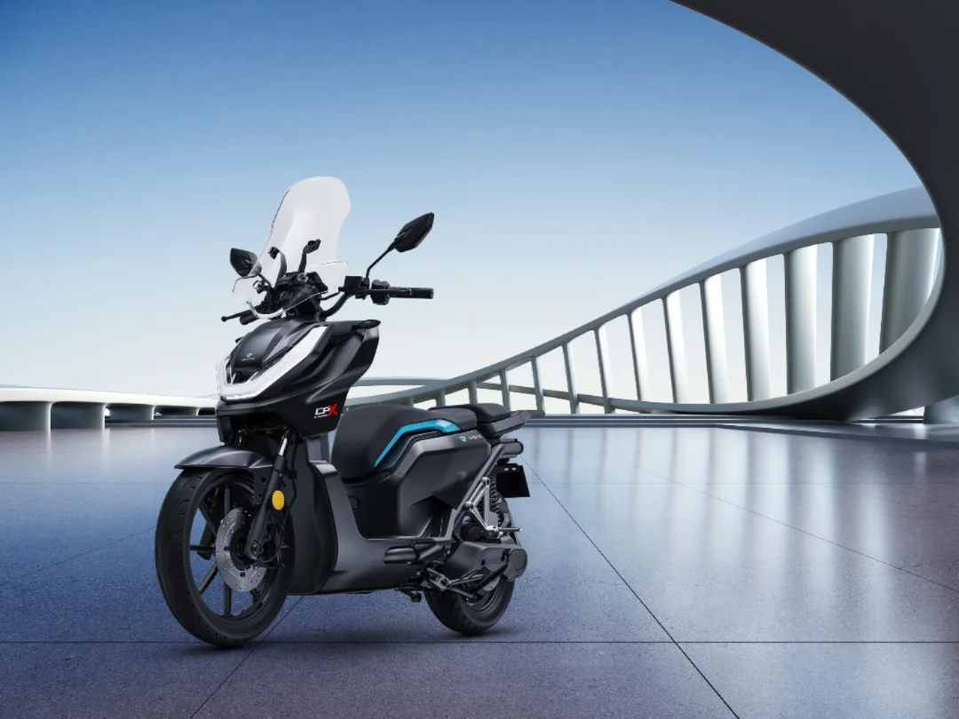 VMOTO CPX Explorer – scooter électrique 125 cm3 – vue de profil sur un pont